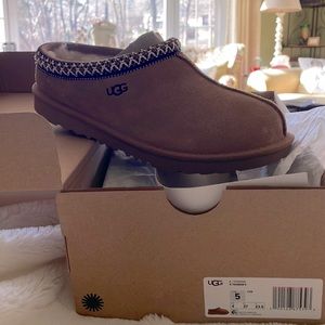 New In Box UGG Tasman Chestnut Slippers Kids 5 / Woman’s 7